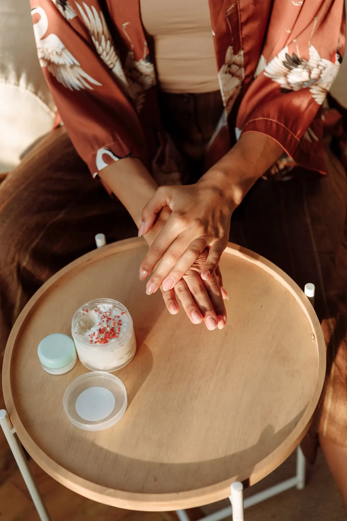 Una persona si prende cura delle mani durante la sua routine quotidiana