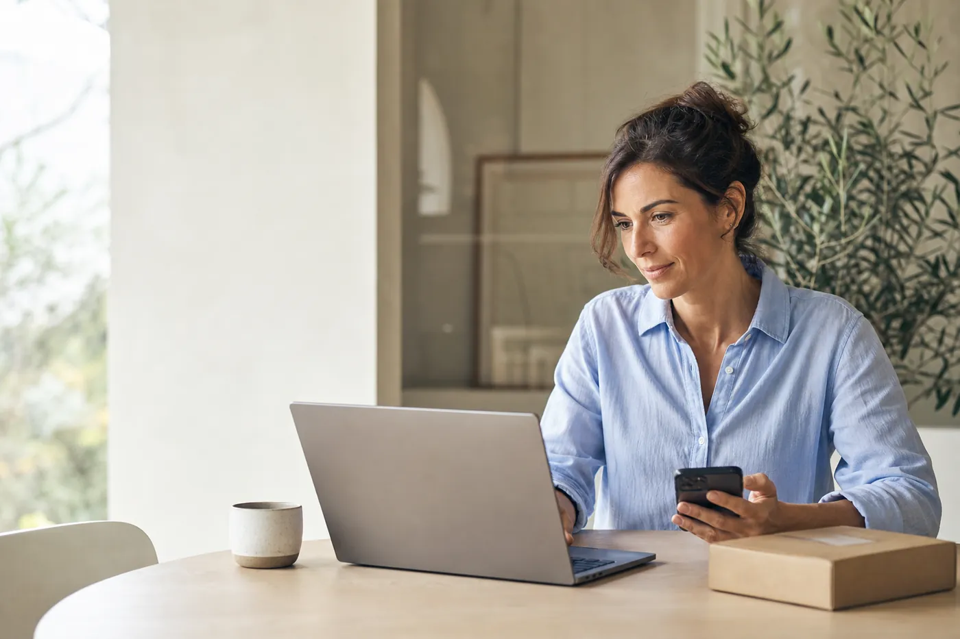 Una cliente consulta con tranquillità il proprio ordine dal computer