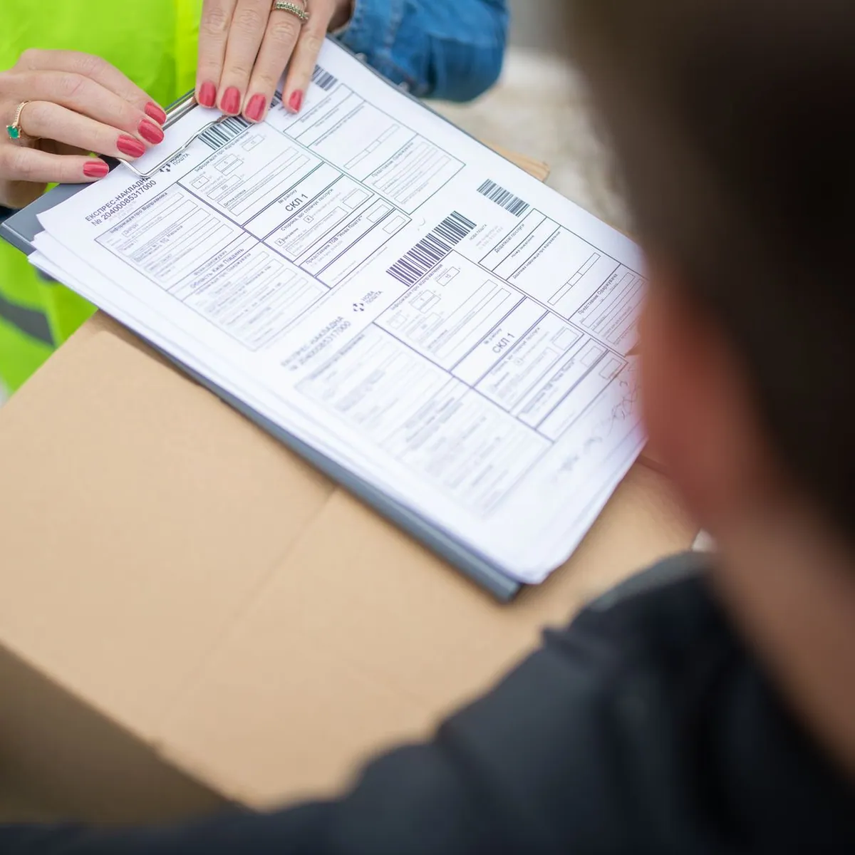 Consegna di un pacco con verifica dei documenti di spedizione