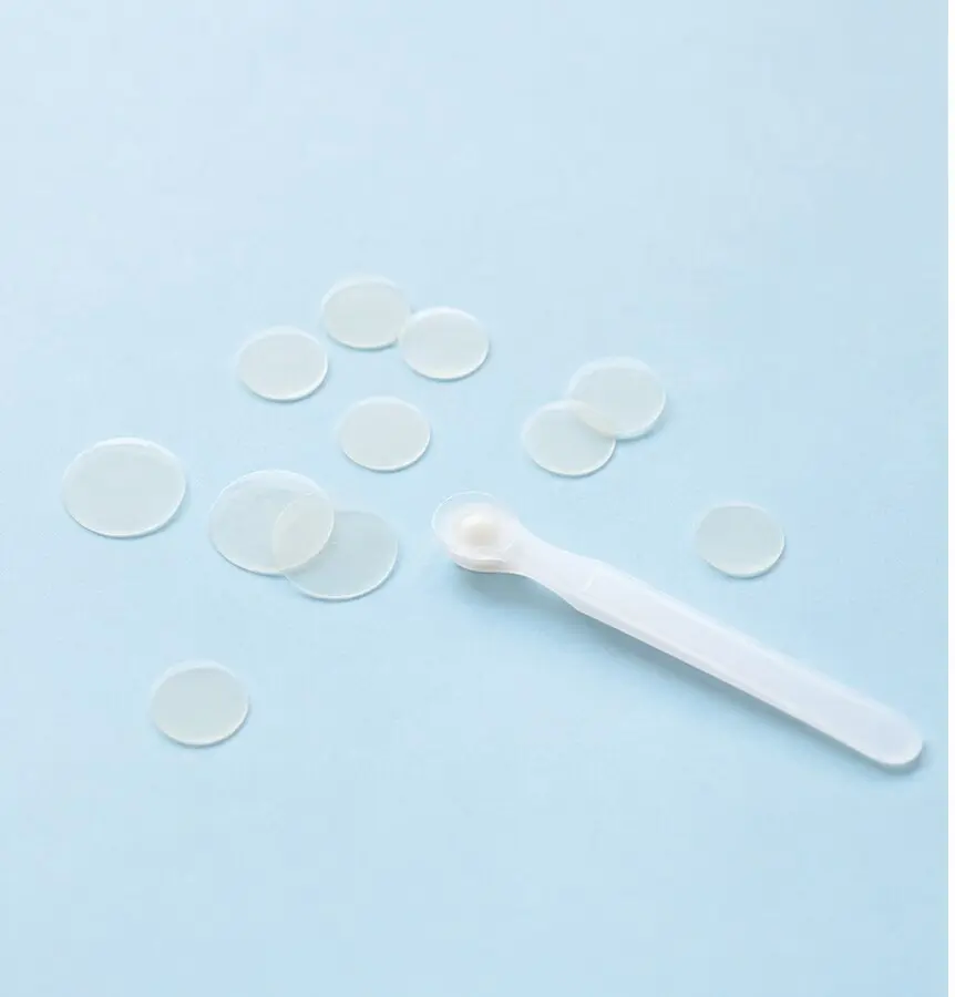 Piccoli cerotti trasparenti generici e applicatore senza marchio